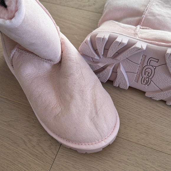 UGGS - Picture 2 of 4